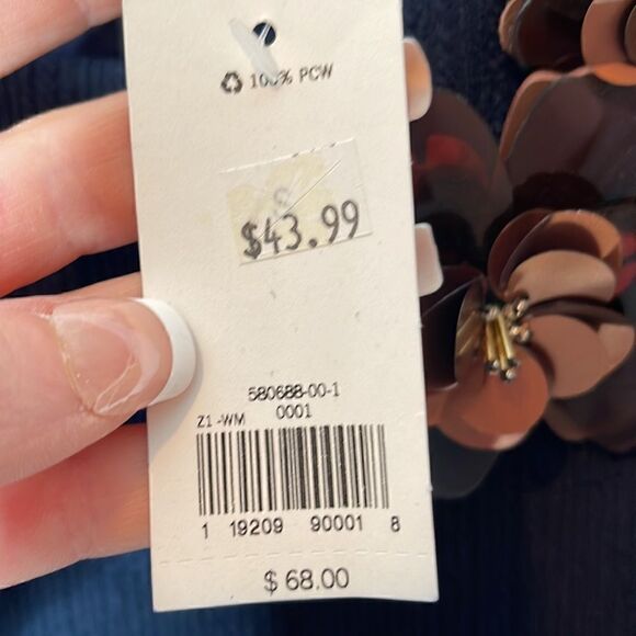 Banana Republic Flower Broach Crepe Navy Top. Size Small. - Picture 6 of 10